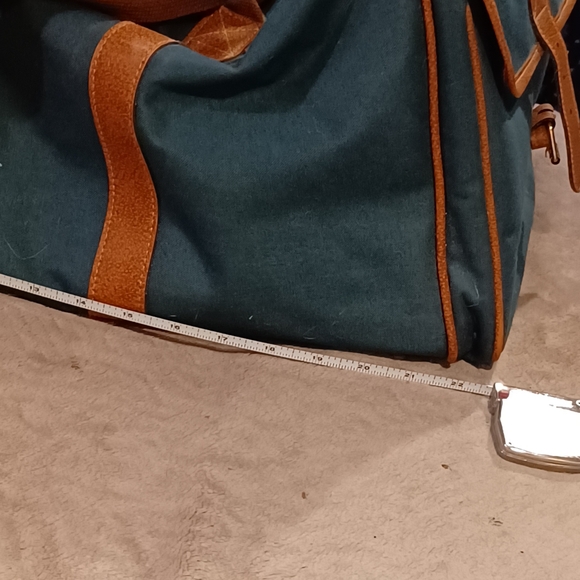 Duffle bag fancy straps are nice accents to this bag - Picture 9 of 10